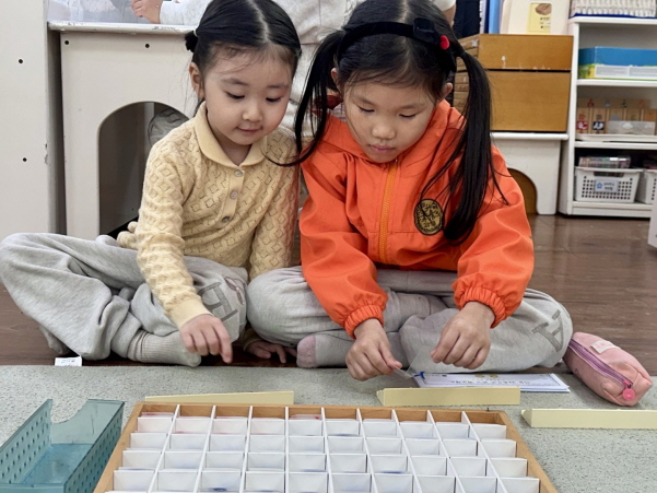 교실에서 친구들과 함께 교구 작업을 해요:)